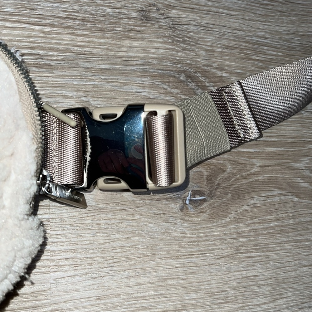 Lululemon Teddy Bear fleece everywhere belt bag - Picture 3 of 6